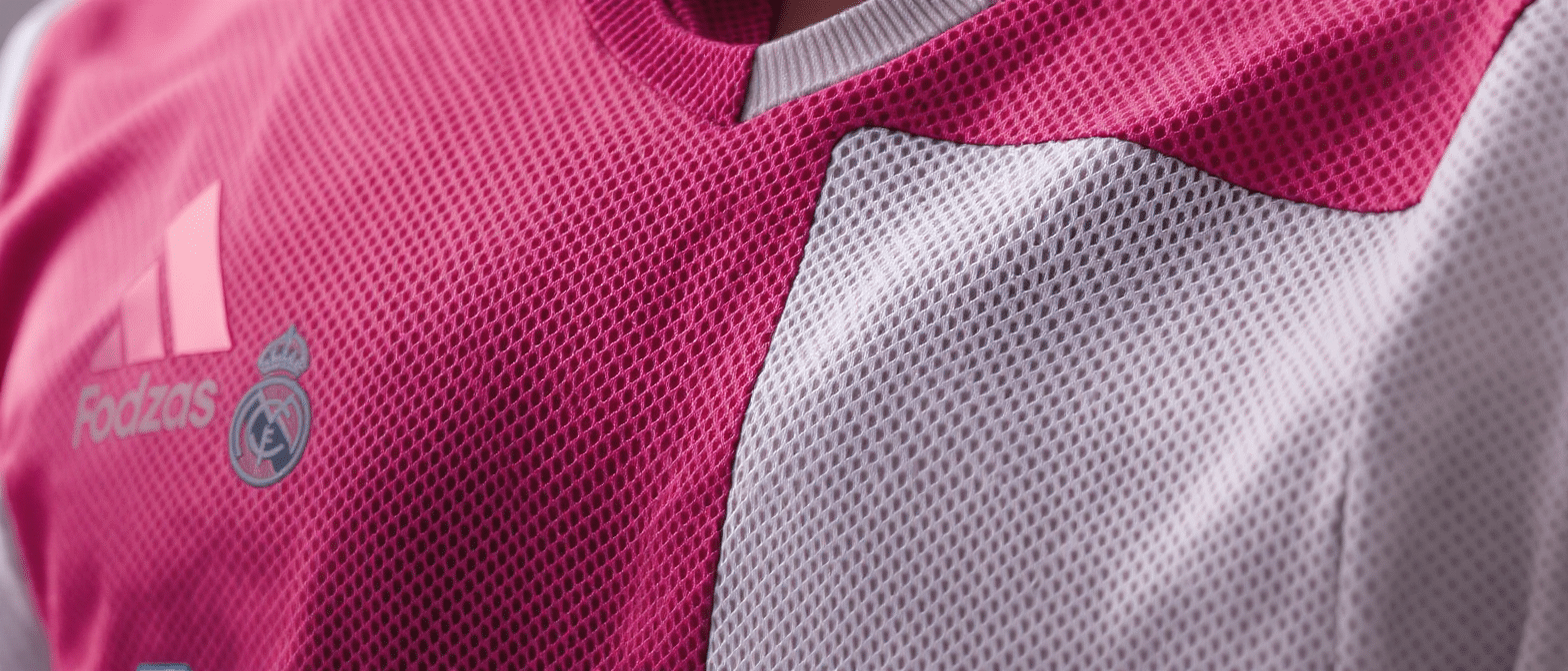 découvrez tout ce que vous devez savoir sur le maillot du real madrid : histoire, design, significations et conseils pour bien le porter. explorez l'univers du club emblématique et son identité à travers ses célèbres maillots.